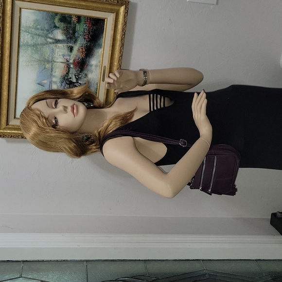 Purple leather crossbody purse with lots of pockets. - Picture 10 of 13